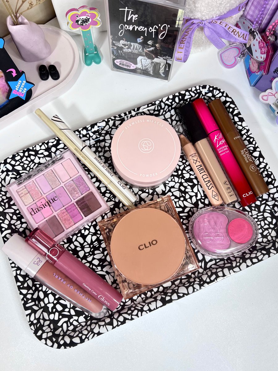 owgybae's tweet photo. Currently obsessed with this makeup line https://t.co/Hinm5iGWgo