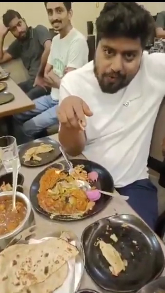 ये वही लड़का है जिसने खुद हड्डी डाली 
फिर पैसे न देने पड़े तो बवाल कर दिया 
फेमस करो इसको 
इसके रिश्तेदारों पड़ोसियों को पता चले कितना नींच है ये.