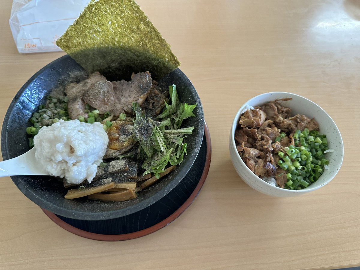 n_kake46's tweet photo. 汁なし煮干しそば（背脂トッピング）
チャーシューライス
 #じげん https://t.co/jjfIEneBru