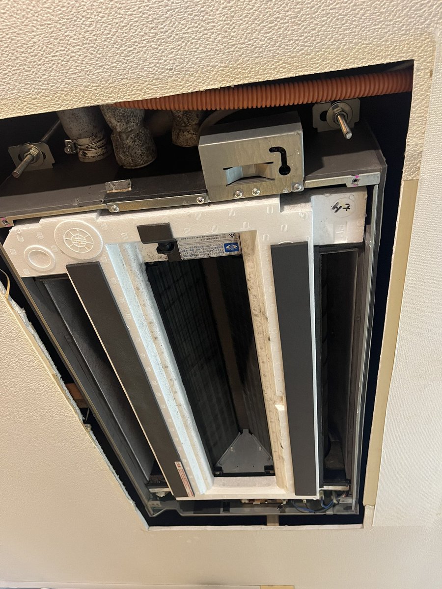 LABnosuke's tweet image. お家のエアコンから水漏れしてたから全部あけて修理してみた！