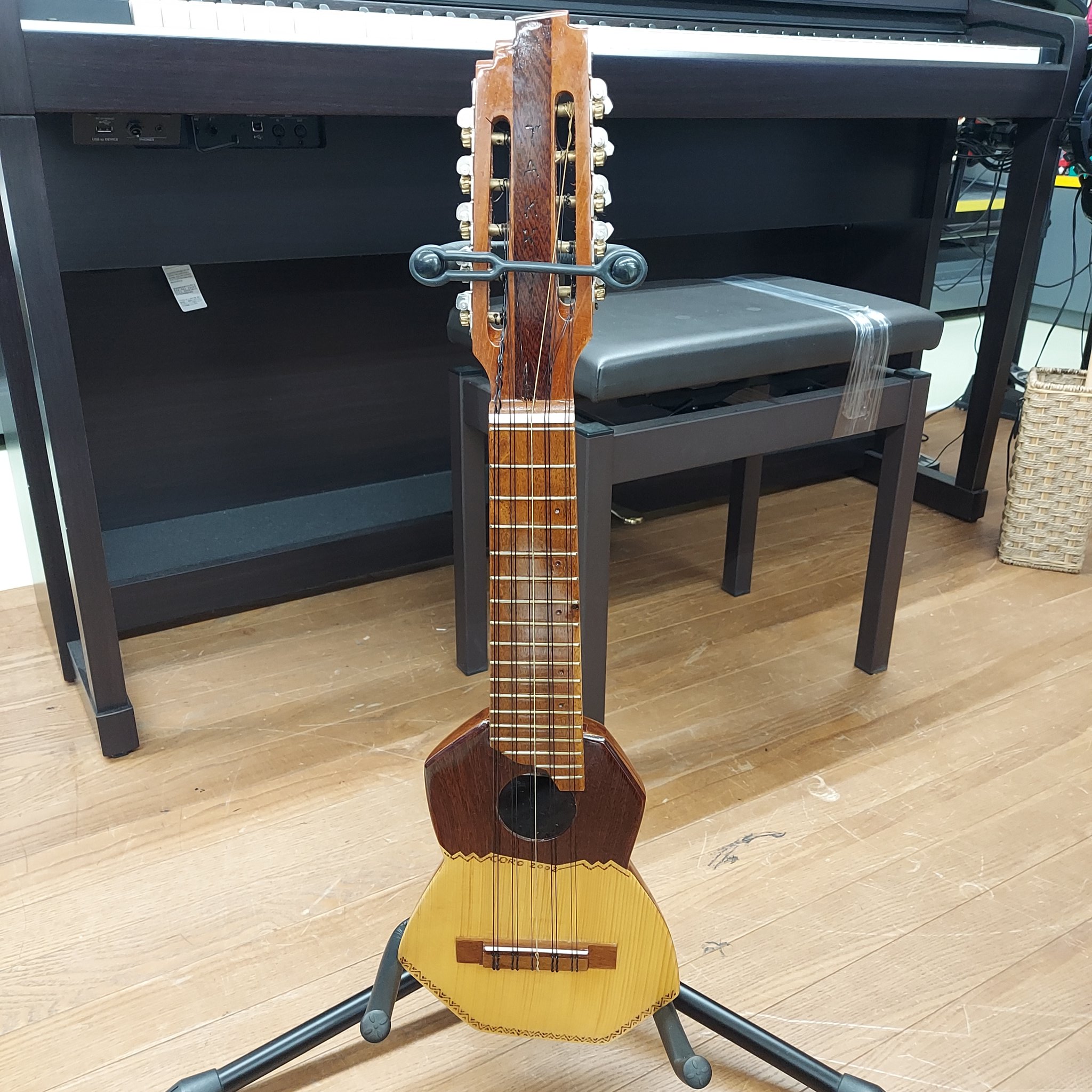 美品　QUISPE TORREZ 　チャランゴ　中南米民族楽器　専用ハードケース チャランゴ Acha製 K-CHA2 - ::民族楽器コイズミ::