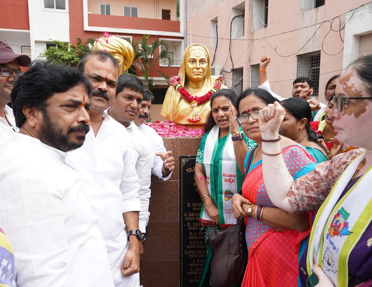 Telangana Jagruthi (@tjagruthi) on Twitter photo బీసీలకు 42 శాతం రిజర్వేషన్లు కల్పించాలని డిమాండ్ చేస్తూ చేపట్టే 72 గంటల నిరాహారదీక్షలో పాల్గొనేందుకు వెళ్తూ మార్గమధ్యలో మింట్ కాంపౌండ్ వద్ద మహాత్మా జ్యోతిరావు పూలే, సావిత్రి బాయి పూలే విగ్రహాలకు పుష్పాంజలి ఘటించి నివాళులర్పించిన ఎమ్మెల్సీ <a href="/RaoKavitha/">Kavitha Kalvakuntla</a>.
#TelanganaBCbill బీసీలకు 42 శాతం రిజర్వేషన్లు కల్పించాలని డిమాండ్ చేస్తూ చేపట్టే 72 గంటల నిరాహారదీక్షలో పాల్గొనేందుకు వెళ్తూ మార్గమధ్యలో మింట్ కాంపౌండ్ వద్ద మహాత్మా జ్యోతిరావు పూలే, సావిత్రి బాయి పూలే విగ్రహాలకు పుష్పాంజలి ఘటించి నివాళులర్పించిన ఎమ్మెల్సీ <a href="/RaoKavitha/">Kavitha Kalvakuntla</a>.
#TelanganaBCbill