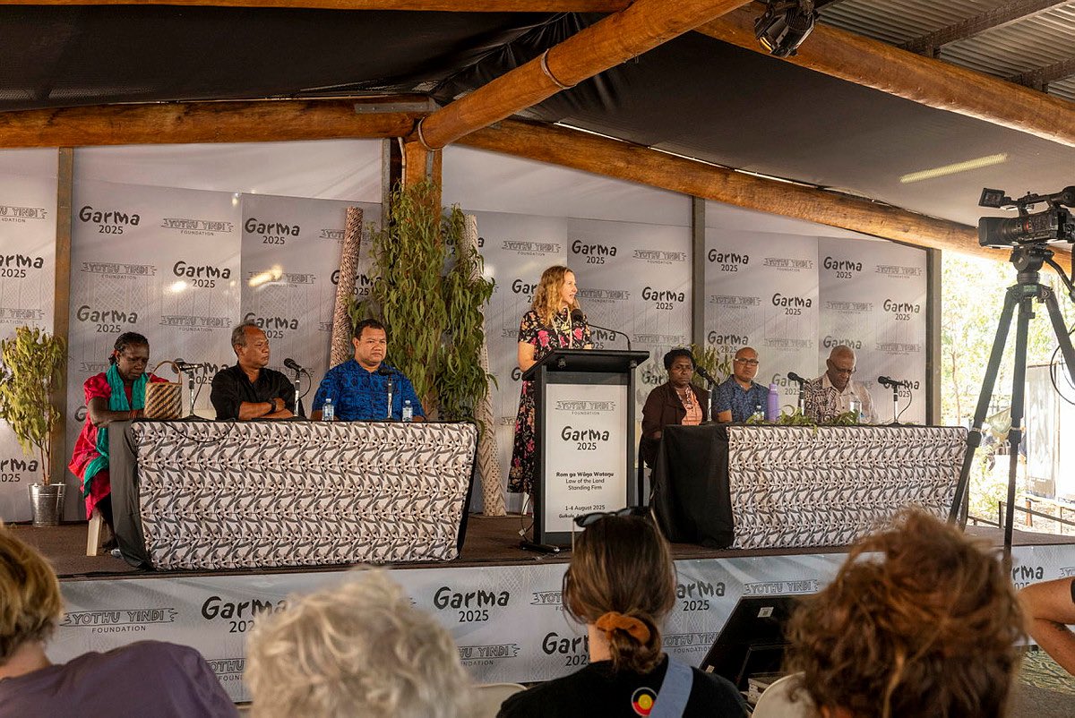 OfficePacificAU's tweet photo. At #garma, Yolgnu elders showed deep respect to our Pacific delegation 🇫🇯 🇵🇼 🇹🇻 🇵🇬 🇰🇮 through an exchange on climate, culture and development.  #firstnationsforeignpolicy
#bilakcouncil @dfat @nitagreenqld @SenatorWong @PatConroy1 https://t.co/JNdSCYMNpf