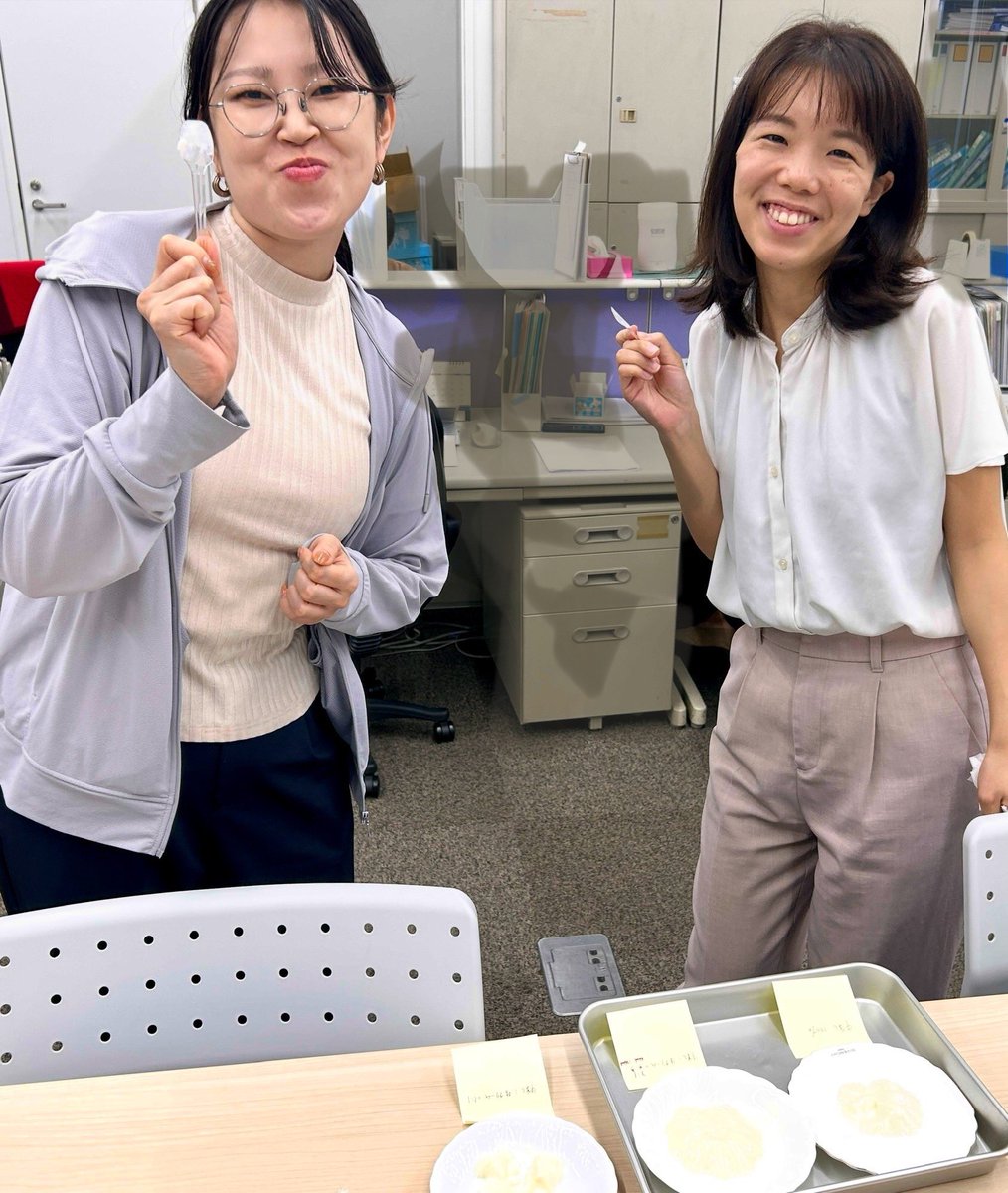 📣バイオ科 夏休みイベント！
あなたの知らないミルクプリンの世界🐮

8月7日（木）10:00〜14:30

元パティシエの先生が、ゼラチン・寒天・アガーなど、固める材料の違いをわかりやすく解説！
食感のちがいを楽しみながら、あなた好みのプリンを作ろう🍮

ただいま、試作中
美味しすぎて感動してます🤗