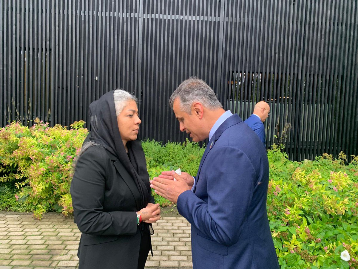 🚨در برابر کوه در‌مونیخ❗️

خاطره‌ای از همایش #همکاری_ملی برای نجات ایران در مونیخ که هیچگاه از خاطرم محو نخواهد شد! انگار که در‌ برابر کوه ایستاده بودم و بی‌اختیار، با چشمانی گریان، از رنجی که متحمل شده سرفرود آوردم و برای او‌ گفتم که آرزو داشتم ایکاش شجاعت پژمانِ او را داشتم و