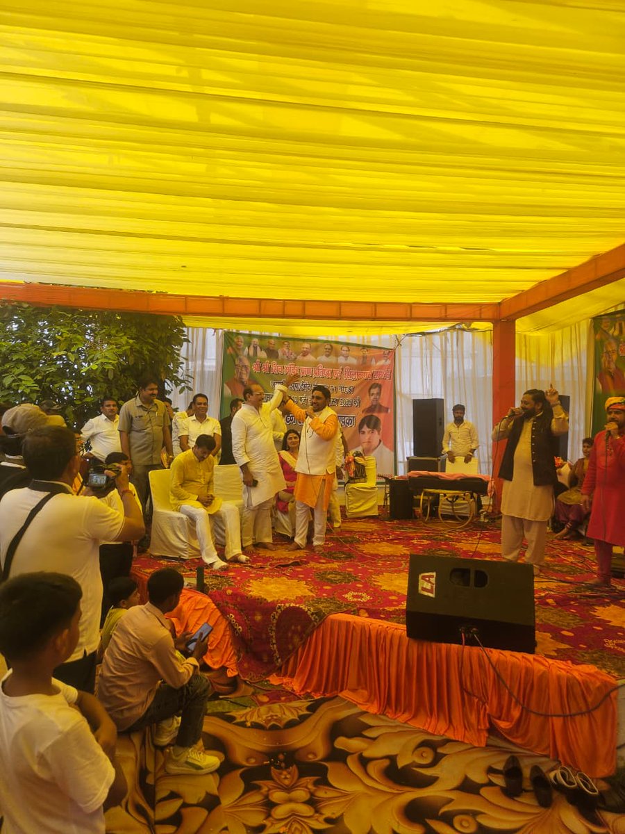 नोएडा सेक्टर 71, सरफाबाद गांव में श्री शिव प्राण प्रतिष्ठा समारोह में शामिल होने का सौभाग्य मिला।

माननीय कलराज मिश्र जी, सांसद मनोज तिवारी जी व चित्रा त्रिपाठी जी संग मंच साझा किया।

श्री सतपाल यादव जी द्वारा सम्मानित किया गया।
