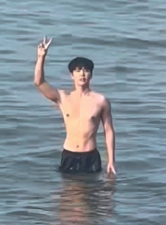 몇살되면 아이돌이랑 그만 사귀고싶지
난 지금 70살인데 아직은 사귀고싶음...