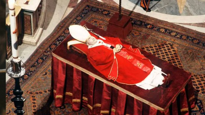 He lasted only 33 days as Pope.

He died in the middle of the night...

* He had announced an internal reform
* He wanted to clean up the Vatican's finances
* And face very ancient powers

But the most disturbing thing is that...his death remains a mystery 🧵👇