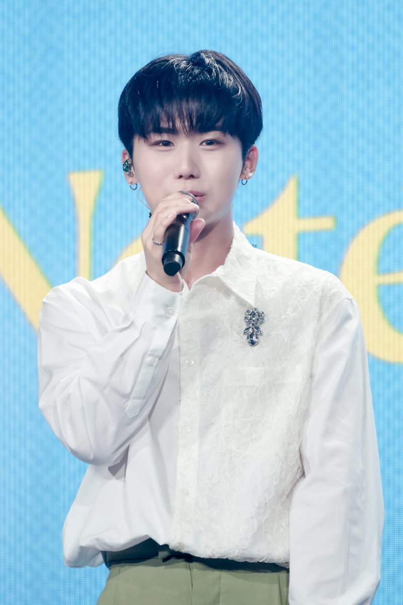 250802 HAMINWOO FAN-CON [NOTE : VACATION] 1부 스페셜MC 종형🐻
#종형 #JONGHYEONG #DKZ #디케이지 #지화자_종형이다❣️

오늘은 너도 
시가 된다는 것

너는 가장 따뜻한
비라는 것

처음 만난 당신이
나의 시인