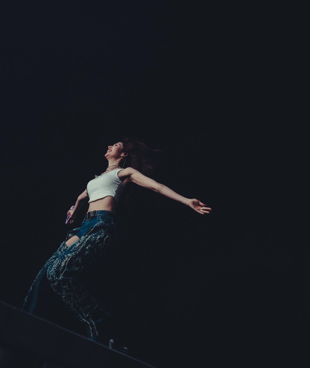 tozakismyoi's tweet photo. lollapalooza serving these god tier sana pictures https://t.co/xagoD4FoHQ