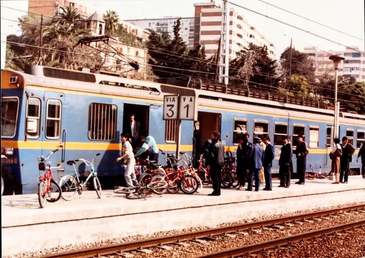 L'Hospitalet de Llobregat.
Transporte de bicicletas en 440.
Cuando las circulaciones llevaban furgón y Jefe de Tren y las bicicletas iban facturadas.-
Desconozco autor de la foto.
