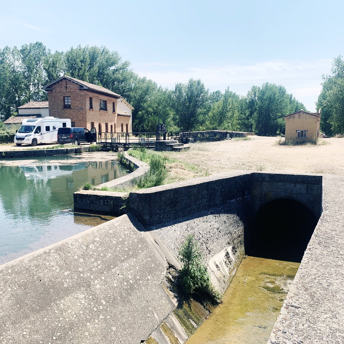 Llevaba años queriendo ver el Canal de Castilla; y mi primer acercamiento ha sido el Puente del Rey y la Exclusa 14. 

Asombra ver 250 años después semejante macro infraestructura hidráulica en el páramo castellano.