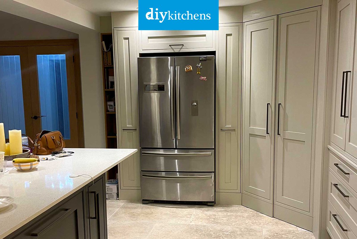 DIY_Kitchens's tweet photo. 🌟 Abi from Wheathampstead shows us her completed Innova Helmsley Carbon &amp; Mussel Inframe #kitchen, supplied by DIY Kitchens (Ref:4099) - https://t.co/lMhkfaX2cQ

Visit https://t.co/mDGIyY2X5f to see how much you could save on your dream kitchen! 

#helmsley #inframekitchens https://t.co/d5B5rYMKpQ