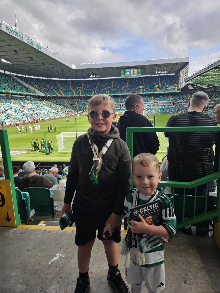 QueaShinn's tweet photo. Quinn getting shown the ropes 🍀 https://t.co/tP0WmP6GS4