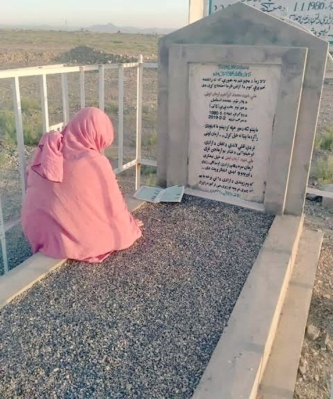 اخ👏
دا غمجنه کونډه وینې قومندانه! 
شهید شوی یې له تا سره خاوند دی