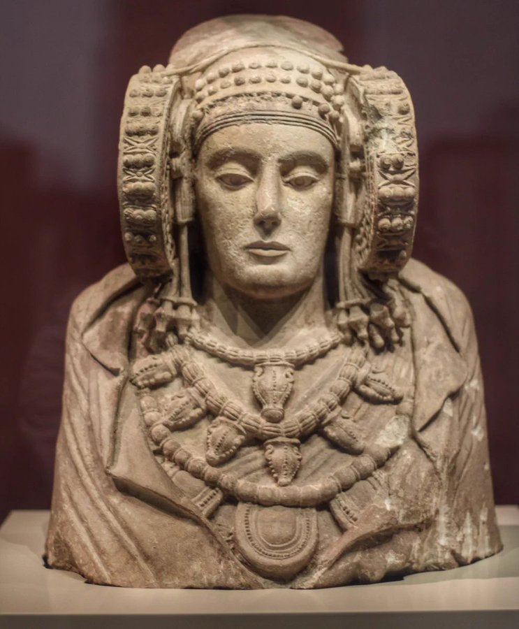 Hoy hace 128 años que el agricultor Manuel Campello se encontró en La Alcudia con el busto de la "Dama de Elche", una escultura en piedra caliza que data del siglo V o IV antes de Cristo y que representa a una mujer íbera ricamente ataviada y con unas facciones perfectas. (Sigue)