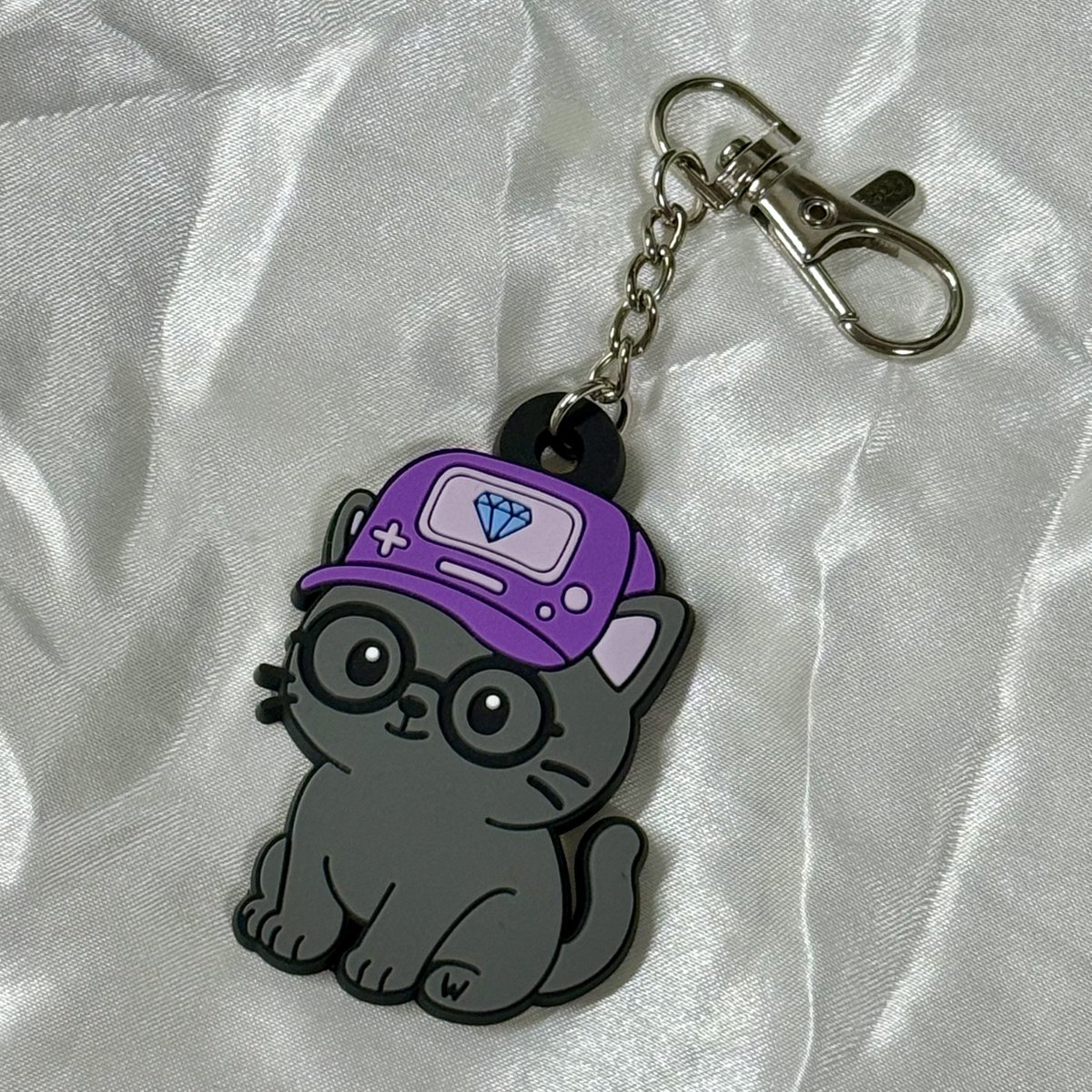 제가 쓸 겸 선물할 겸 겸사겸사 제작하게 된 키링을 나눔하고자 합니다 🐱

8/9 원우시까지 #RT 해주신 원프분들 대상으로 추첨하여 보내드릴게요 - ♡ 

색상 랜덤으로 미니 카라비너도 동봉될 예정입니다 😉