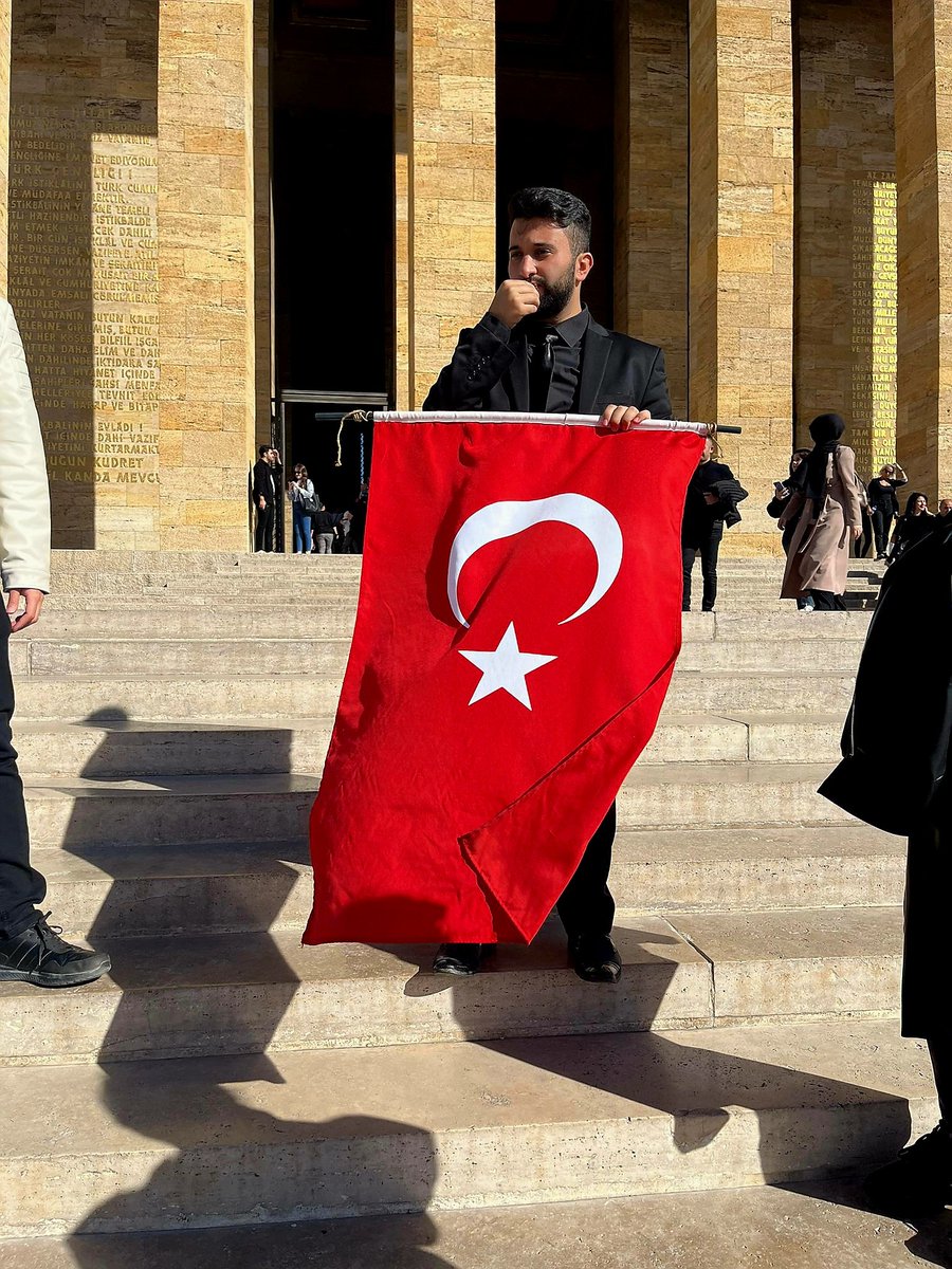 Türk'ün Oğuz soyundan, Oğuz'un Avşar boyundan

Türk oğlu Türk'üm.