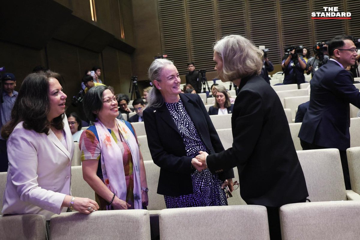 กระทรวงการต่างประเทศเชิญคณะทูตทั่วโลกร่วมฟังการบรรยาย แจงข้อเท็จจริงสถานการณ์ชายแดนไทย-กัมพูชา ย้ำ “ไทยไม่ได้เริ่มความขัดแย้ง”
.
วันนี้ (4 สิงหาคม) กระทรวงการต่างประเทศของไทยจัดบรรยายสรุปแก่คณะทูต และองค์การระหว่างประเทศเกี่ยวกับสถานการณ์ชายแดนไทย-กัมพูชา นำโดย มาริษ เสงี่ยมพงษ์
