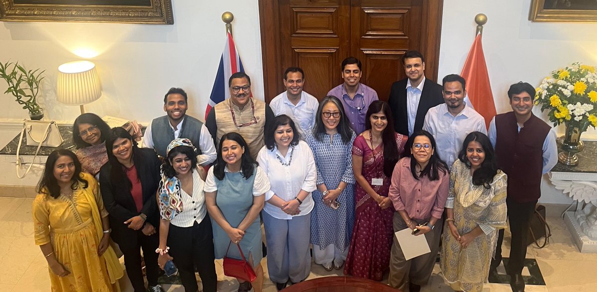 UKinIndia's tweet image. There’s an exciting energy in a room full of returning #Cheveners. These @CheveningFCDO alumni are ready to shape what comes next for India and the 🇬🇧-🇮🇳 relationship.

Welcome home, future leaders!