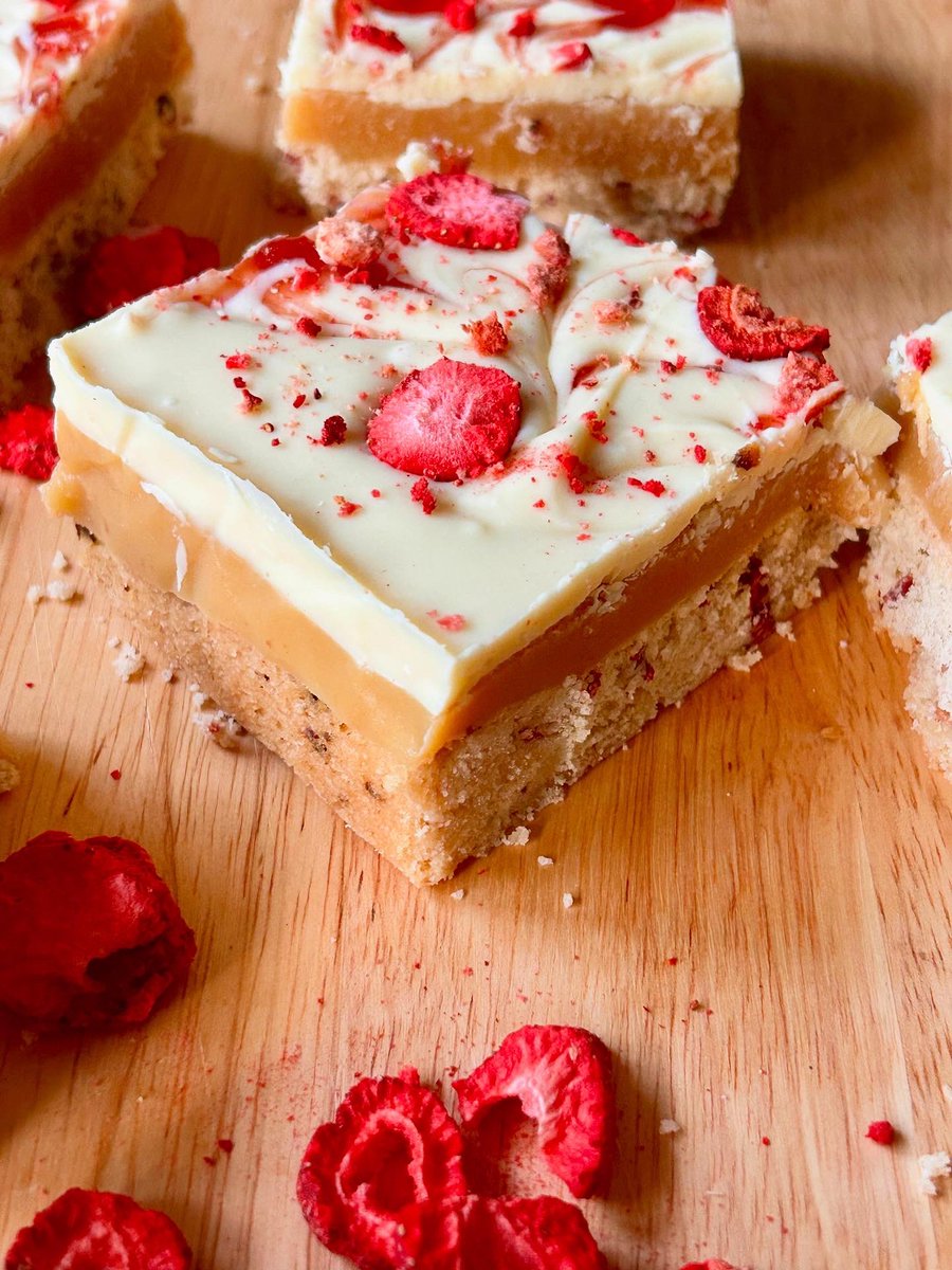 angelagill501's tweet image. Strawberries &amp;amp; Cream Millionaire’s Shortbread. I found a use for the freeze dried strawberries I purchased at #TraderJoe in NYC.  #EastGrinsteadbaker