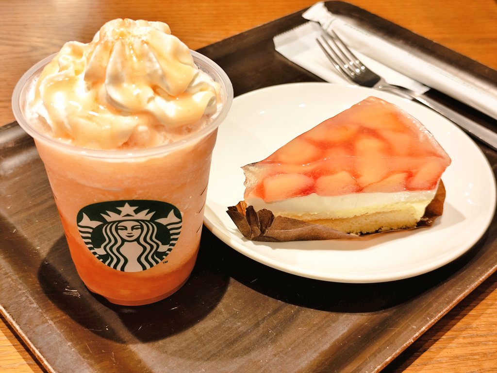 🍑美味過ぎて覚醒した #スタバ新作 
今夜も筋トレ頑張れそうです👊😇
(みなとみらいで花火大会らしいよ)