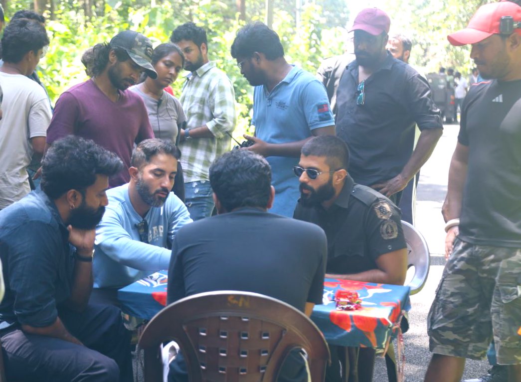 Chethan Dsouza (@chethandsouza) on Twitter photo #kingdom - making of the Forest chase✨
<a href="/TheDeverakonda/">Vijay Deverakonda</a> <a href="/SitharaEnts/">Sithara Entertainments</a> <a href="/gowtam19/">Gowtam Tinnanuri</a> ❤️
#VijayDeverakonda #chethandsouza #actiondirector #kingdom - making of the Forest chase✨
<a href="/TheDeverakonda/">Vijay Deverakonda</a> <a href="/SitharaEnts/">Sithara Entertainments</a> <a href="/gowtam19/">Gowtam Tinnanuri</a> ❤️
#VijayDeverakonda #chethandsouza #actiondirector
