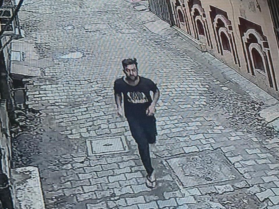 वायरल वीडियो मुरादाबाद का बताया जा रहा है,

मुस्लिम महिला गली में अकेले जा रही थी,
ये आदमी पीछे से आया,
जबरन उसके ब्रेस्ट दबाए, और भाग गया,

ईश्वर का संदेश आया है,
शाम तक ये LBW हो जाएगा,
या लंगड़ाते हुए माफ़ी मांगेगा,