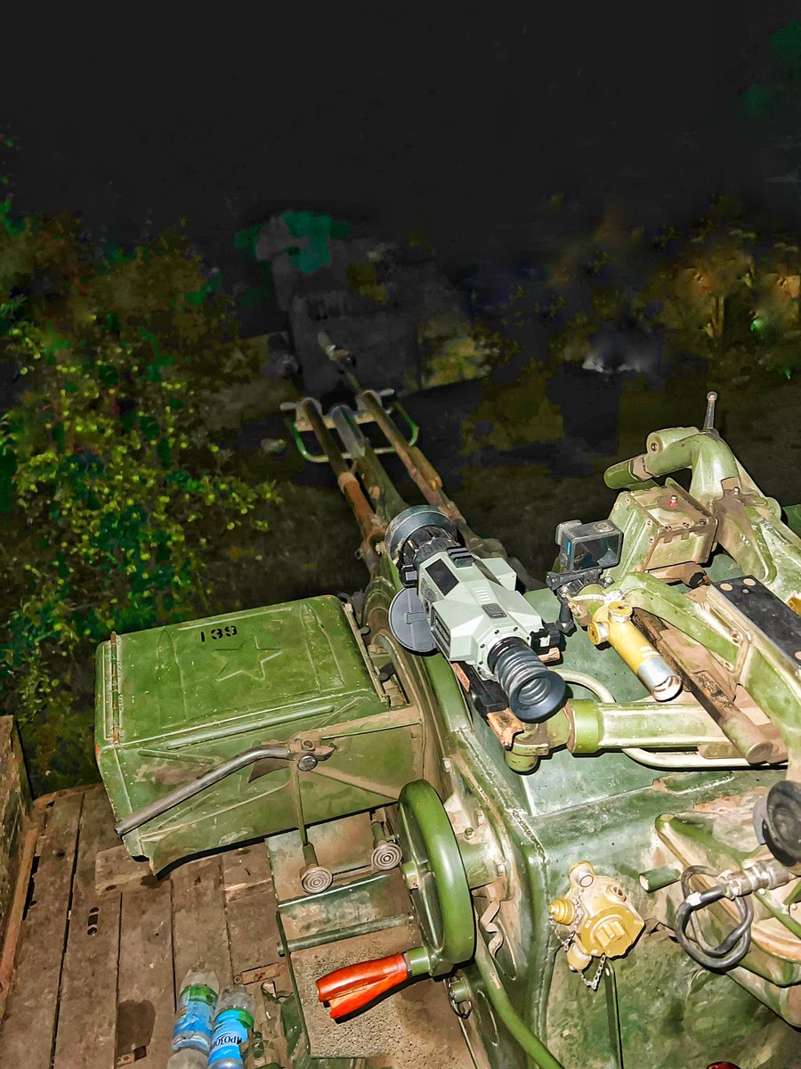 “Przepraszam, lepszego teraz nie jestem w stanie zrobić” - pisze mi J. i podsyła fotkę kamery z termowizją, którą kupiliście dla Pogromców Szahedów. Mają non stop wyjazdy, najczęściej w środku nocy, więc zmęczenie sięga zenitu. Ale kamera pracuje! Dziękuję Wam! 🙏 Dla chłopaków