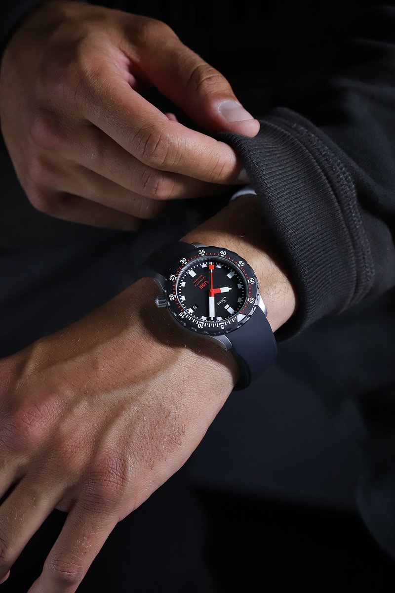Worn with black silicone strap (integrated in the case) on a 7.3” wrist, the U50 SDR with 41 mm case measures 47.6 mm from lug to lug (12-6 o’clock).

Discover the U50 SDR right here:
sinn.de/en/watches/u50…