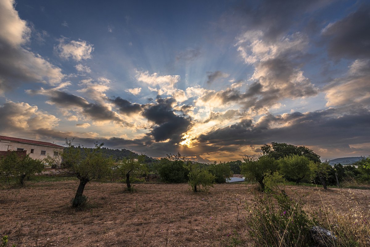 Xavi Navas (@santquintimeteo) on Twitter photo Bon dia, núvols baixos i #raigscrepusculars avui a la #sortidadelsol, mínima de 19.3º. #eltemps3cat <a href="/Vakapiupiuu/">Nieldelamar</a> <a href="/eltempsTV3/">El temps</a> <a href="/eixdiari/">Eix Diari</a> <a href="/meteocat/">Meteocat</a> <a href="/meteorac1/">Meteorologia RAC1</a> <a href="/alcantara_alb/">Alberto Alcántara</a> <a href="/btveltemps/">btv el temps</a> <a href="/SoniaPapell/">Sònia Papell</a> <a href="/SergiLoras/">Sergi Loras</a> <a href="/Meteomaxima/">Luismi Pérez</a> <a href="/tempsdemeteo/">Temps de Méteo</a> <a href="/MeteoPenedesTV/">Meteo☀️RTVVilafranca</a> <a href="/IsaacVila9/">Isaac Vilà Batista</a> Bon dia, núvols baixos i #raigscrepusculars avui a la #sortidadelsol, mínima de 19.3º. #eltemps3cat <a href="/Vakapiupiuu/">Nieldelamar</a> <a href="/eltempsTV3/">El temps</a> <a href="/eixdiari/">Eix Diari</a> <a href="/meteocat/">Meteocat</a> <a href="/meteorac1/">Meteorologia RAC1</a> <a href="/alcantara_alb/">Alberto Alcántara</a> <a href="/btveltemps/">btv el temps</a> <a href="/SoniaPapell/">Sònia Papell</a> <a href="/SergiLoras/">Sergi Loras</a> <a href="/Meteomaxima/">Luismi Pérez</a> <a href="/tempsdemeteo/">Temps de Méteo</a> <a href="/MeteoPenedesTV/">Meteo☀️RTVVilafranca</a> <a href="/IsaacVila9/">Isaac Vilà Batista</a>