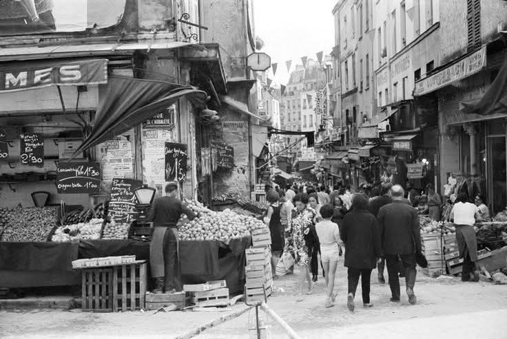 Bonjour. 😊

📸 Marcel Bovis. 
Rue Mouffetard 
1960. Paris 5e