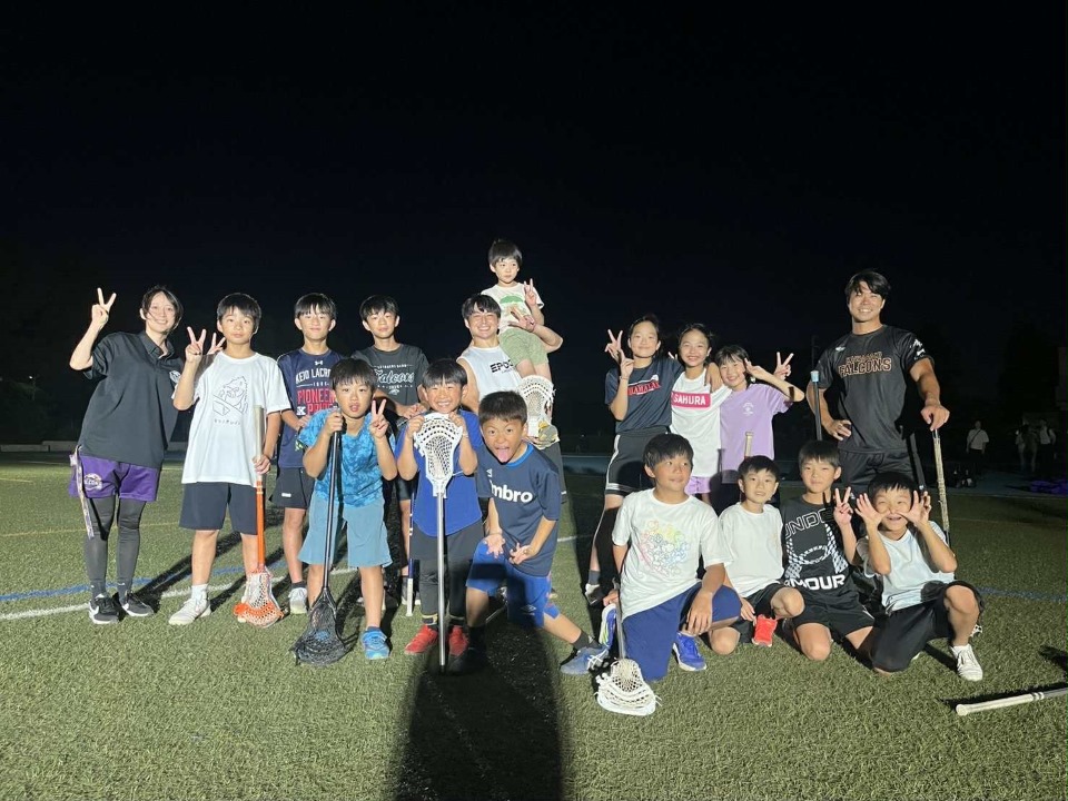todoroki_park's tweet photo. 日本ラクロス界を代表する強豪「FALCONS LACROSSE CLUB」の現役選手達が講師を務め、大人気の小学生向け「#ラクロススクール」🥍‼️
写真は7月31日(木)に開催されたスクールの様子です☺️
夏休み中ということもあり、当日申し込みの参加者も多く、経験者も未経験者も一緒に、大賑わいでした！‼️当日の申し込みも可✨沢山のご応募を待ちしております。
ラクロススクール参加は随時募集中‼️
次回は8月7日(木)
詳細は下記URLをチェック‼️
⬇️⬇️⬇️
https://t.co/xvocKsrJse

また「夏季短期教室」の「ラクロススクール」「親子ラクロス」追加申し込みも受付中‼️
ご参加希望の方は「等々力球場窓口」までお越しください‼️
詳細は下記URLをチェック‼️
⬇️⬇️⬇️
https://t.co/QqAeEMq4qp

#川崎市 #中原区 #等々力緑地 #川崎とどろきパーク #等々力球場 #教室 #趣味 #習い事 #体験 #ラクロス #キッズラクロス #ジュニアラクロス #小学生ラクロス #Lacrosse #FALCONS #falconsfamily  #falconslacrosseclub