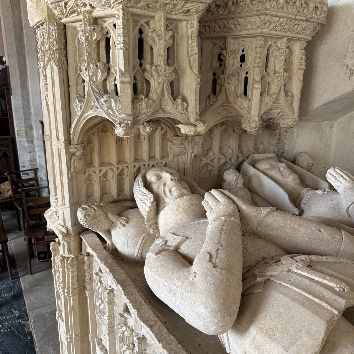 Sir Richard Croft (d. aged about 80 in 1509) and his wife Eleanor (d.1519) unusually depicted in their old age in St Michael’s Church, Croft, Herefordshire

He held high office under EdwardIV, Richard III and also Henry VII 

#MonumentsMonday #warsoftheroses