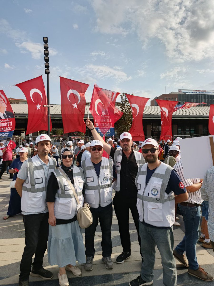 EMADDER Den  Bursa’da “1. Vazifen” Mitingine Coşkulu Katılım

3 Ağustos Pazar günü Bursa’da, İYİ Parti öncülüğünde Müsavat Dervişoğlu liderliğinde düzenlenen “1. Vazifen” mitingine, Emadder Bursa İl Temsilciliği olarak Kademeli Emeklilik Beklentimizi dile getirmek amacıyla