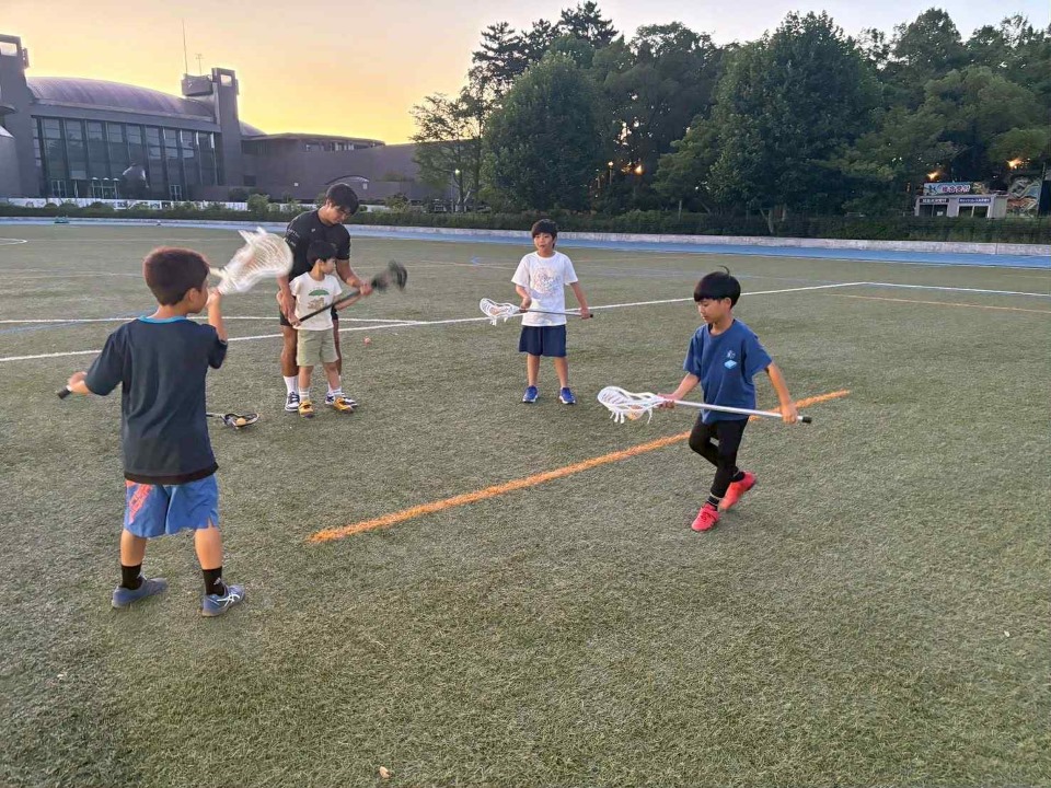 todoroki_park's tweet photo. 日本ラクロス界を代表する強豪「FALCONS LACROSSE CLUB」の現役選手達が講師を務め、大人気の小学生向け「#ラクロススクール」🥍‼️
写真は7月31日(木)に開催されたスクールの様子です☺️
夏休み中ということもあり、当日申し込みの参加者も多く、経験者も未経験者も一緒に、大賑わいでした！‼️当日の申し込みも可✨沢山のご応募を待ちしております。
ラクロススクール参加は随時募集中‼️
次回は8月7日(木)
詳細は下記URLをチェック‼️
⬇️⬇️⬇️
https://t.co/xvocKsrJse

また「夏季短期教室」の「ラクロススクール」「親子ラクロス」追加申し込みも受付中‼️
ご参加希望の方は「等々力球場窓口」までお越しください‼️
詳細は下記URLをチェック‼️
⬇️⬇️⬇️
https://t.co/QqAeEMq4qp

#川崎市 #中原区 #等々力緑地 #川崎とどろきパーク #等々力球場 #教室 #趣味 #習い事 #体験 #ラクロス #キッズラクロス #ジュニアラクロス #小学生ラクロス #Lacrosse #FALCONS #falconsfamily  #falconslacrosseclub
