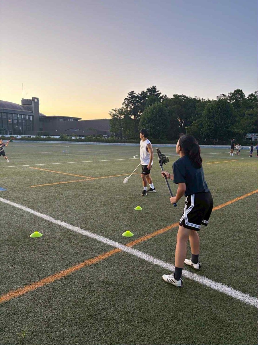 todoroki_park's tweet photo. 日本ラクロス界を代表する強豪「FALCONS LACROSSE CLUB」の現役選手達が講師を務め、大人気の小学生向け「#ラクロススクール」🥍‼️
写真は7月31日(木)に開催されたスクールの様子です☺️
夏休み中ということもあり、当日申し込みの参加者も多く、経験者も未経験者も一緒に、大賑わいでした！‼️当日の申し込みも可✨沢山のご応募を待ちしております。
ラクロススクール参加は随時募集中‼️
次回は8月7日(木)
詳細は下記URLをチェック‼️
⬇️⬇️⬇️
https://t.co/xvocKsrJse

また「夏季短期教室」の「ラクロススクール」「親子ラクロス」追加申し込みも受付中‼️
ご参加希望の方は「等々力球場窓口」までお越しください‼️
詳細は下記URLをチェック‼️
⬇️⬇️⬇️
https://t.co/QqAeEMq4qp

#川崎市 #中原区 #等々力緑地 #川崎とどろきパーク #等々力球場 #教室 #趣味 #習い事 #体験 #ラクロス #キッズラクロス #ジュニアラクロス #小学生ラクロス #Lacrosse #FALCONS #falconsfamily  #falconslacrosseclub