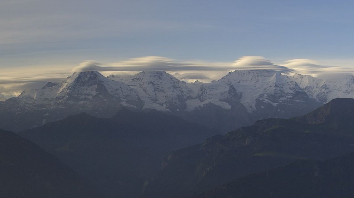 meteoschweiz's tweet image. #Lenticularis-Schauspiel heute Morgen über #Eiger, #Mönch und #Jungfrau 🤩, Vorboten der langgezogenen Warmfront von Sturmtief #Floris, die uns heute streift. Bild: #Niederhorn/Roundshot