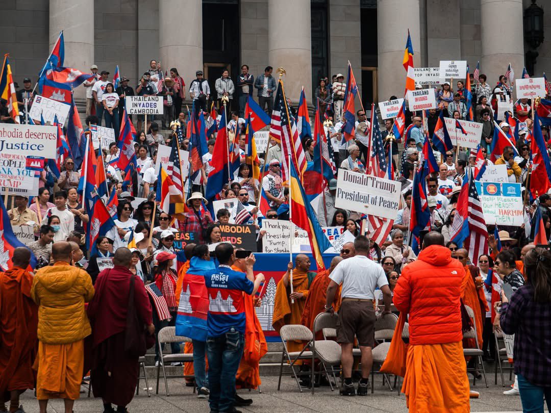 phnompenhpost's tweet image. In pictures: “Cambodia needs peace! Thailand must stop encroaching on Cambodian territory!”

Approximately 1,500 Cambodian citizens living in the US gathered in Olympia, Washington State, on Sunday, August 3

More:
facebook.com/share/16YVDyfc…