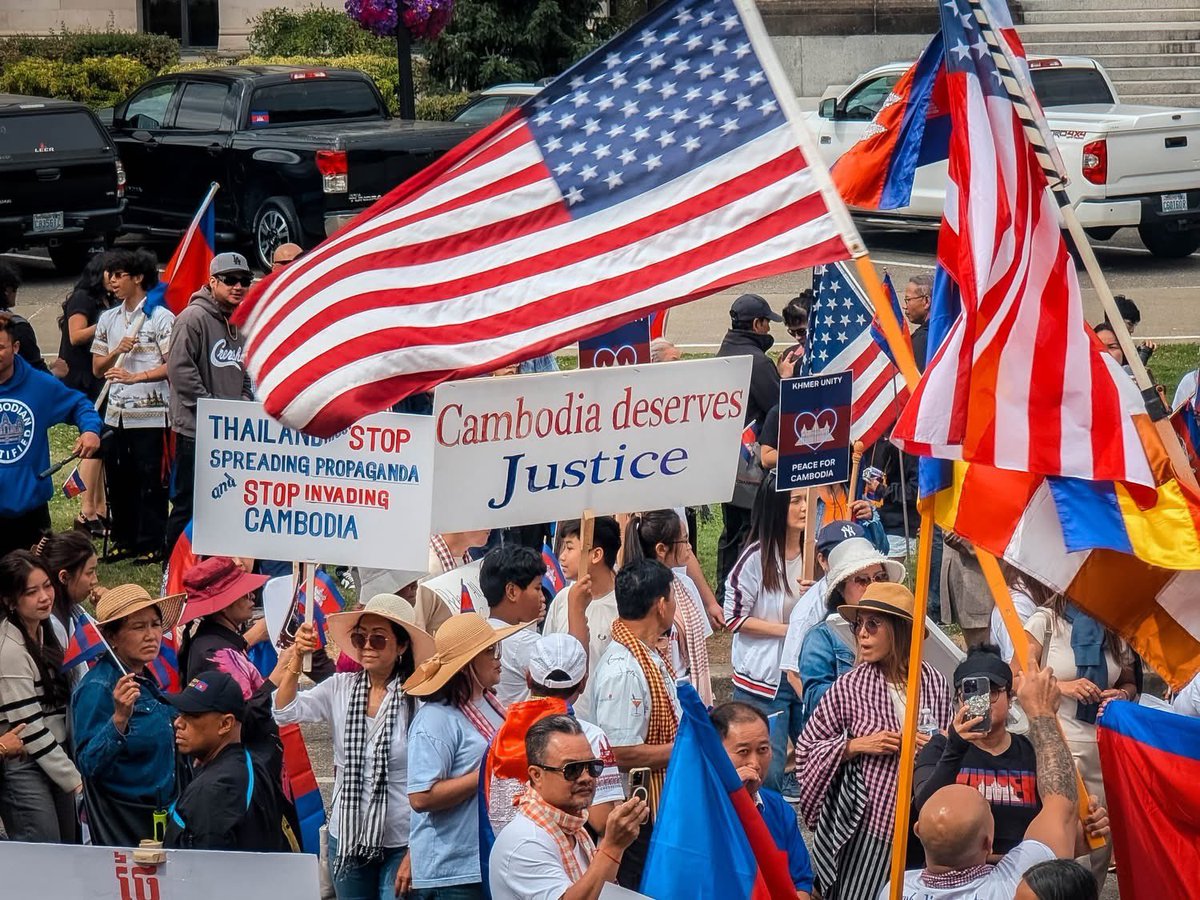 phnompenhpost's tweet image. In pictures: “Cambodia needs peace! Thailand must stop encroaching on Cambodian territory!”

Approximately 1,500 Cambodian citizens living in the US gathered in Olympia, Washington State, on Sunday, August 3

More:
facebook.com/share/16YVDyfc…