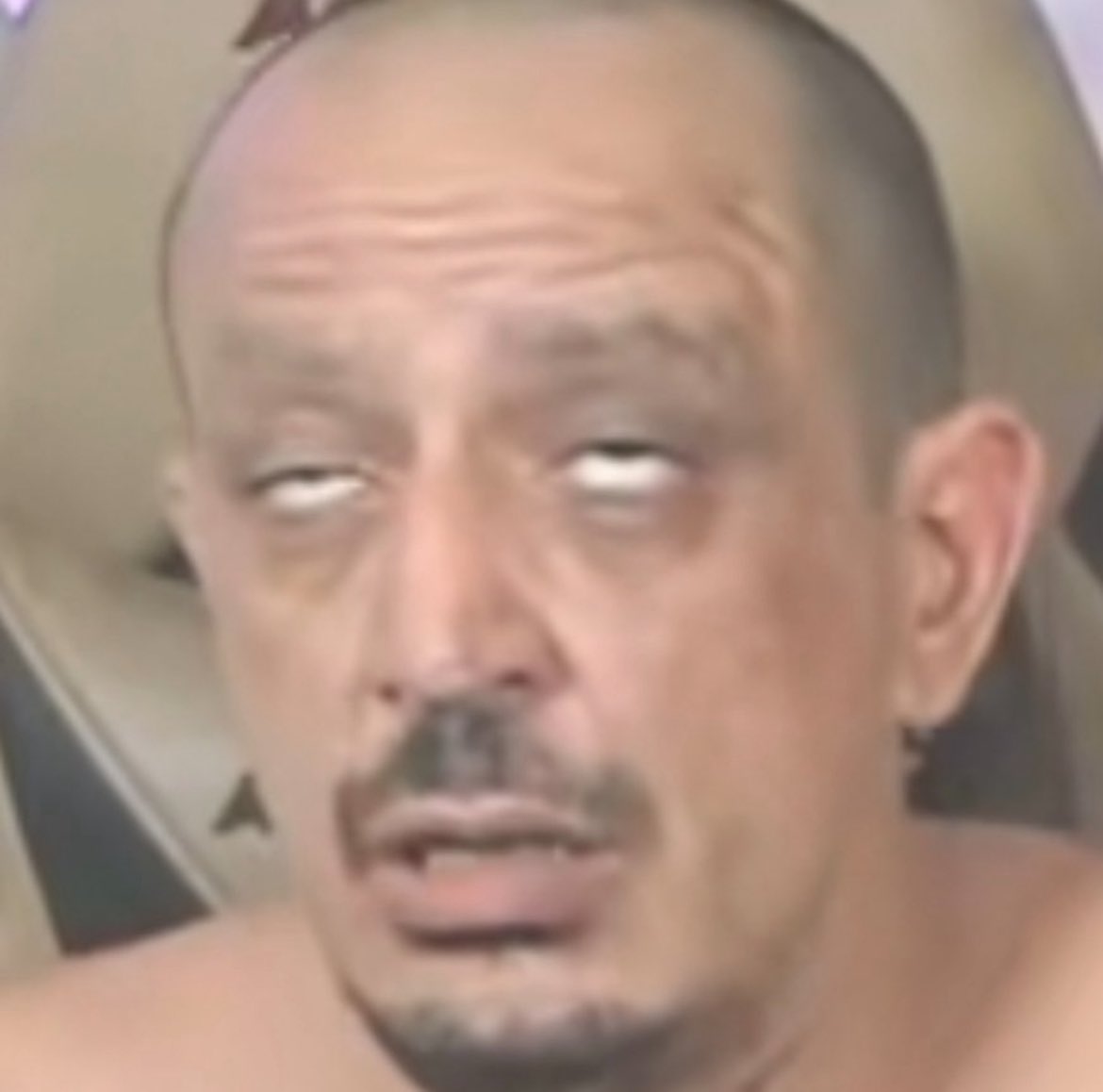 Unpopular opinion. Lo que está matando a este hombre no es solo la droga. Es el capitalismo cryptobro de mierda. Simón Pérez está con un pie en el más allá y sigue repitiendo como un zombie que tiene que “generar ingresos”. 

No, Simón. No tienes que generar nada. Tienes que