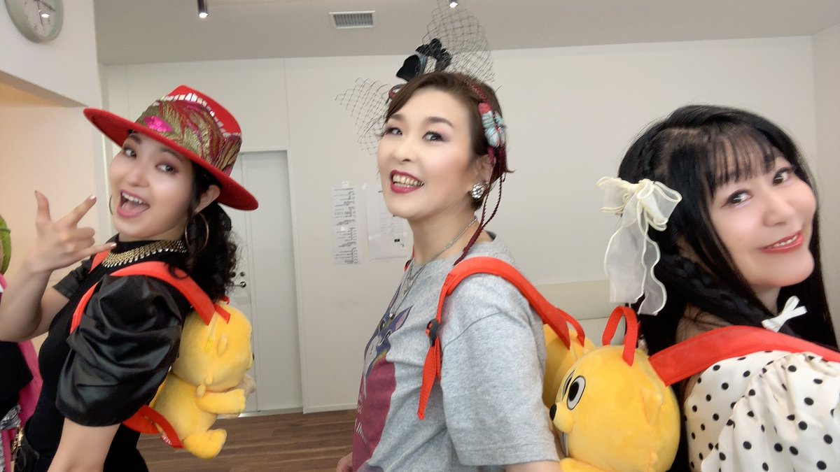 satomi_arimori's tweet photo. 7月26日 #REDSUN で  #MIQ さんが歌っている時みんなで準備して
#北陸製菓 さんの #ビーバー しょって楽屋でスタンバイ！
最後にみんなで歌った #Getalong も良き思い出。
来てくれたら皆さんや陰ながら応援してくれた企業さんや仲間達に感謝です
来年はもっとパワーアップして #アニソン 届けますね！ https://t.co/kq6PBQ0PQP