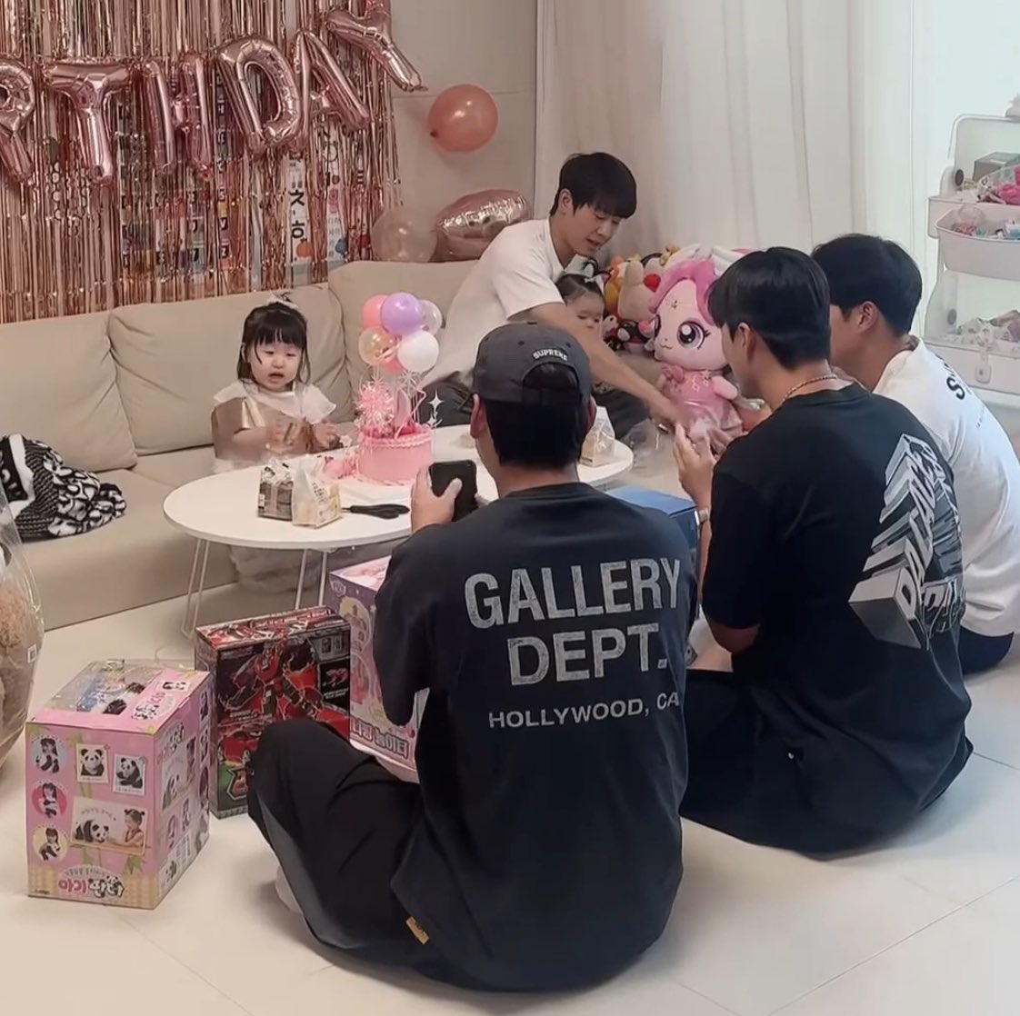 덩치산만한남자셋이때때앞에서ㅋㅋㅋㅋㅋㅋㅋㅋㅋㅋㅋㅋㅋㅋ