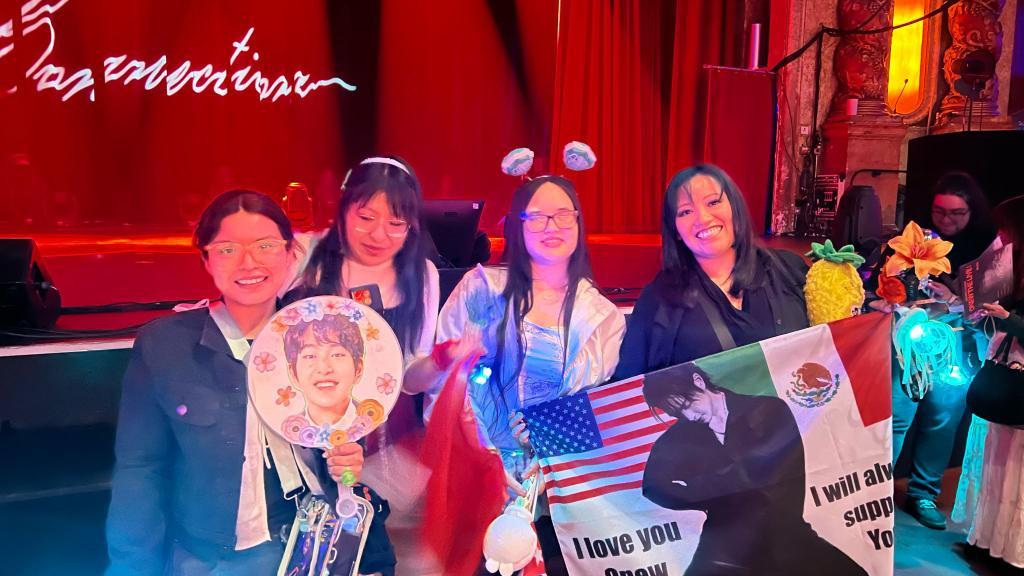 lau_iren's tweet photo. 30.04.2025  I love you @dlstmxkakwldrl @onew_griffin "Perú love you so much" 
I can't wait to see you again anywhere 🇵🇪🇺🇲💎🫶🇲🇽🇨🇺
#ONEWTHELIVE_CHICAGO
#온유 #ONEWTHELIVE
#ONEWTHELIVE_USA
#ONEW_THE_LIVE_CONNECTION #CONNECTION
#ONTHELA_USA
@onew_griffin  @shineeperu  @shinee https://t.co/AzxCCwlnDQ