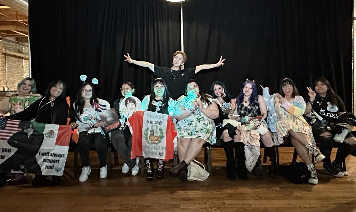 lau_iren's tweet photo. 30.04.2025  I love you @dlstmxkakwldrl @onew_griffin "Perú love you so much" 
I can't wait to see you again anywhere 🇵🇪🇺🇲💎🫶🇲🇽🇨🇺
#ONEWTHELIVE_CHICAGO
#온유 #ONEWTHELIVE
#ONEWTHELIVE_USA
#ONEW_THE_LIVE_CONNECTION #CONNECTION
#ONTHELA_USA
@onew_griffin  @shineeperu  @shinee https://t.co/AzxCCwlnDQ