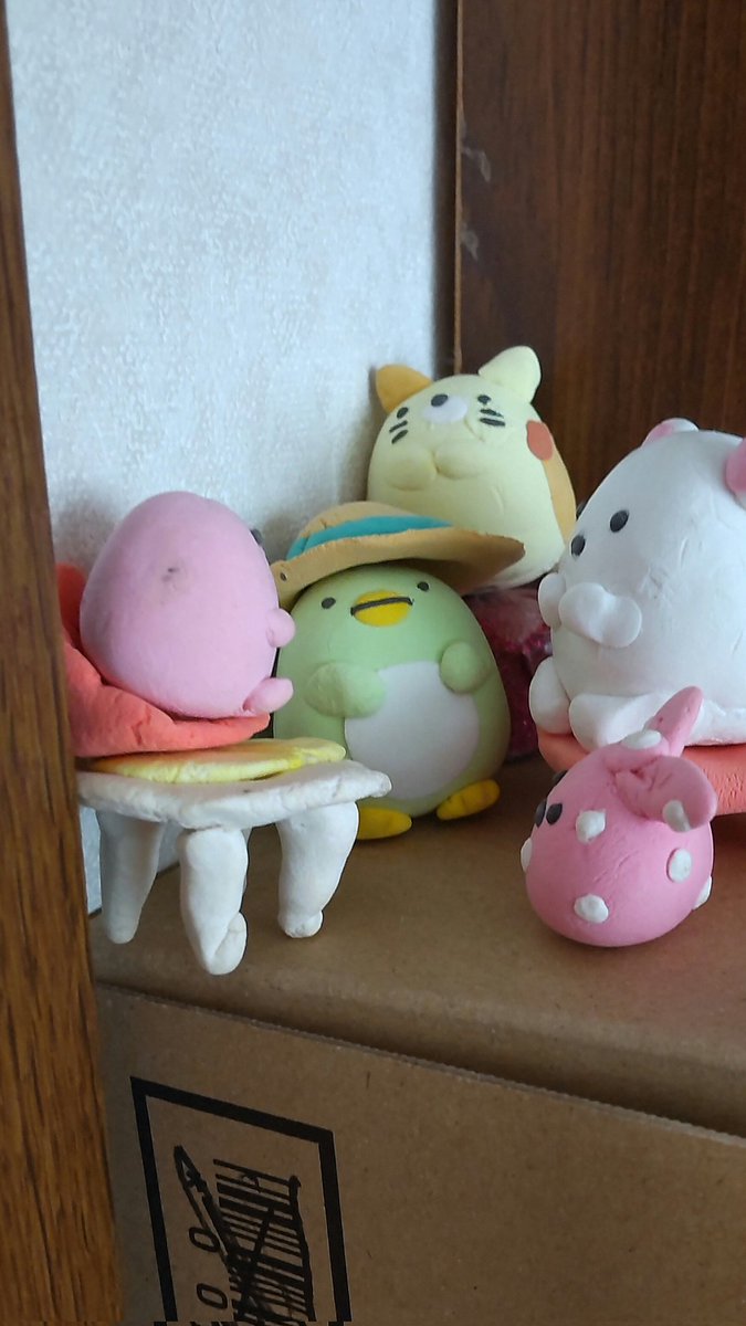 私が前に作った紙粘土すみっコ達で遊んでくれてた