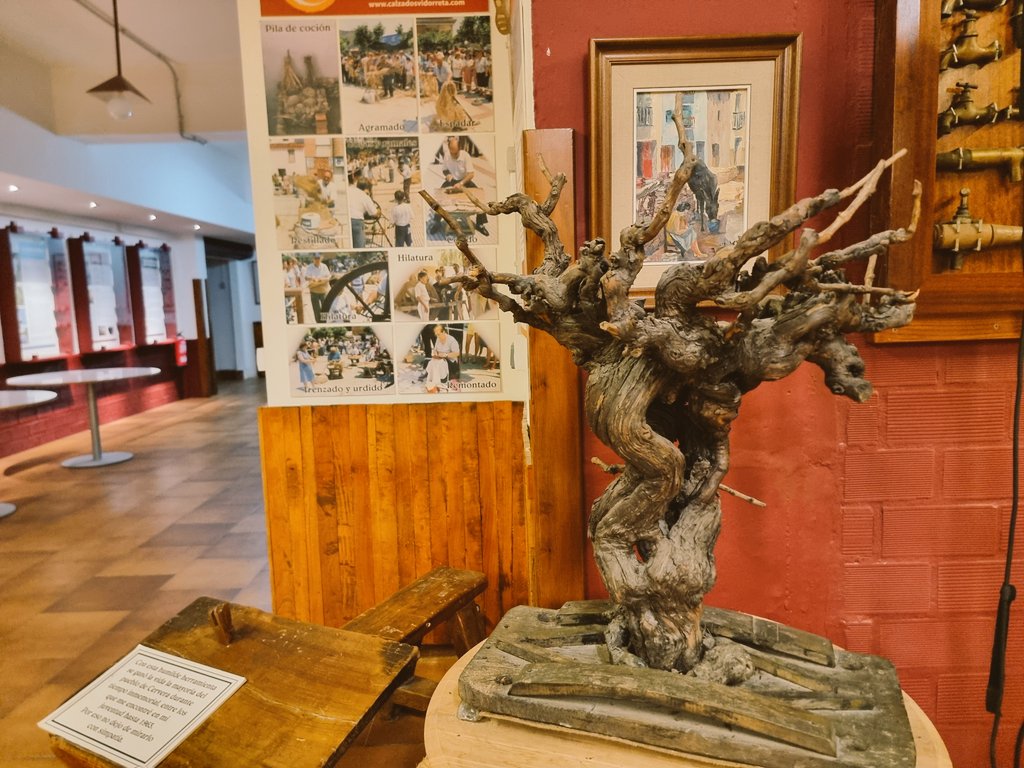 Curiosidades que descubrimos en #alfaroesvino. Bajo el Hotel Palacios hay una sala de eventos donde puedes tomarte algo dentro de una barrica o ver su enoteca de firmas celebres, con nombres como Alaska grupos como Mecano y equipos como el MTK Budapest.