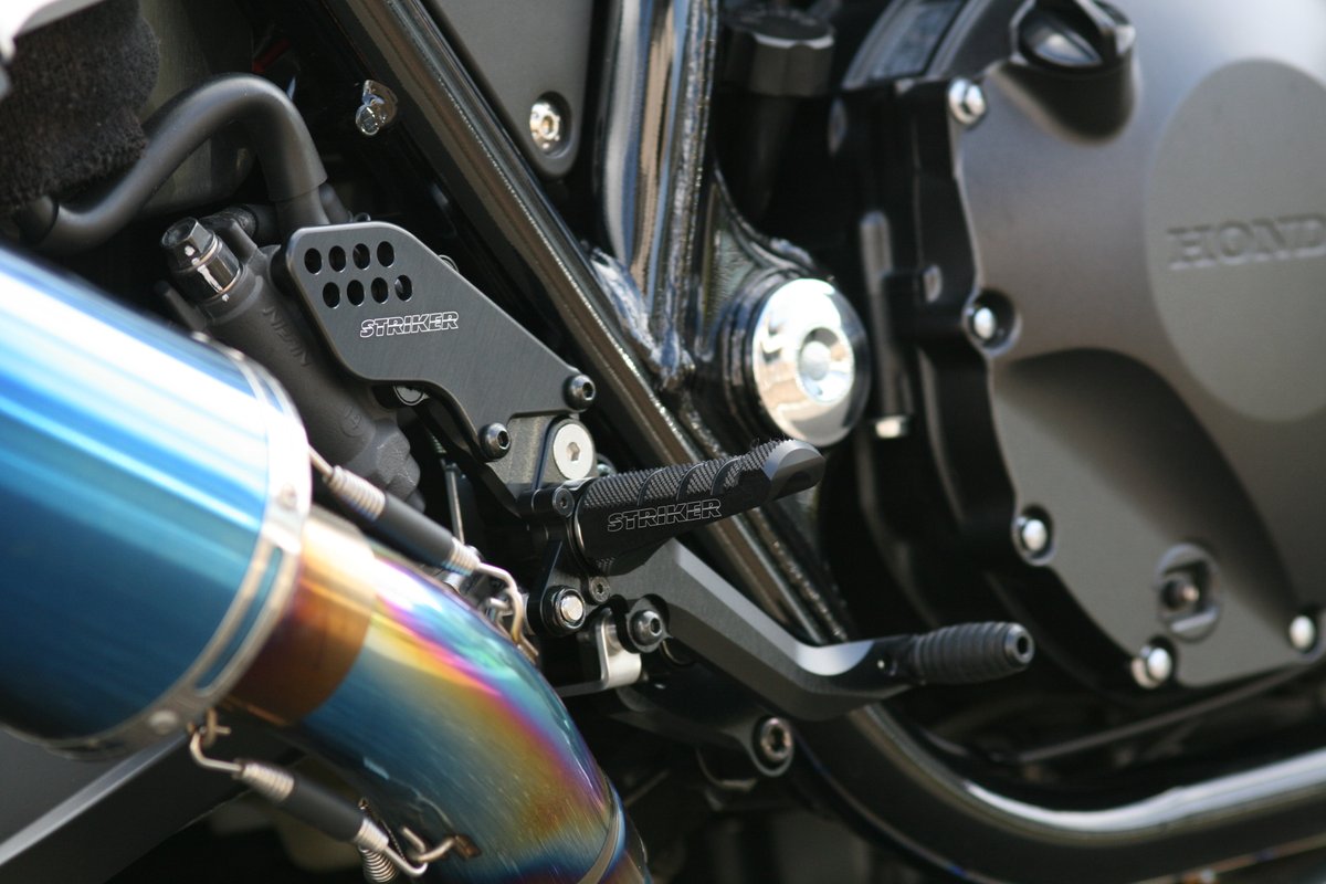 当時、乾燥重量で20kgの軽量化を実現、電子制御燃料噴射装置等を常備した #ホンダ「#CB1300SF」

そのポテンシャルをさらに引き出すカスタムパーツが #ストライカーバックステップ「#STC」#ストライカーツーリングコンセプト。
↓製品情報↓
striker.ocnk.net/product/141