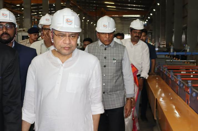 PIB In Meghalaya (@pibshillong) on Twitter photo 🔹 Union Minister for Railways <a href="/AshwiniVaishnaw/">Ashwini Vaishnaw</a> visited a Container Manufacturing Company in #Bhavnagar
🔹 The Union Minister inspected the entire container manufacturing process and technology, providing guidance
Read here: pib.gov.in/PressReleasePa…
<a href="/RailMinIndia/">Ministry of Railways</a> 🔹 Union Minister for Railways <a href="/AshwiniVaishnaw/">Ashwini Vaishnaw</a> visited a Container Manufacturing Company in #Bhavnagar
🔹 The Union Minister inspected the entire container manufacturing process and technology, providing guidance
Read here: pib.gov.in/PressReleasePa…
<a href="/RailMinIndia/">Ministry of Railways</a>