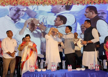 PIB In Meghalaya (@pibshillong) on Twitter photo Union Railway Minister <a href="/AshwiniVaishnaw/">Ashwini Vaishnaw</a> held a 'Viksit Bharat Samvad' in #Bhavnagar with traders, merchants, industrialists, and prominent citizens
Read here: pib.gov.in/PressReleasePa…
<a href="/RailMinIndia/">Ministry of Railways</a> Union Railway Minister <a href="/AshwiniVaishnaw/">Ashwini Vaishnaw</a> held a 'Viksit Bharat Samvad' in #Bhavnagar with traders, merchants, industrialists, and prominent citizens
Read here: pib.gov.in/PressReleasePa…
<a href="/RailMinIndia/">Ministry of Railways</a>